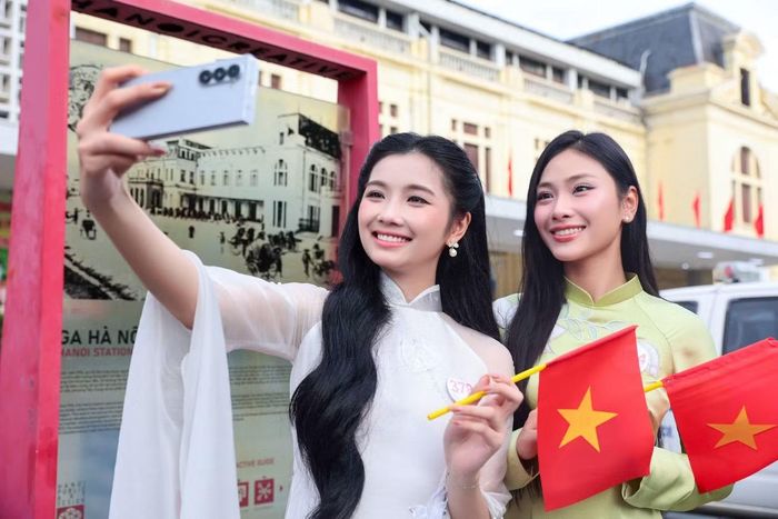 Từ nhà ga có tuổi đời hơn 100 tuổi, đoàn bắt đầu chuyến đi kết nối kinh đô Thăng Long với vùng đất Kinh Bắc, nối những lớp ký ức lịch sử với nhịp sống hôm nay.