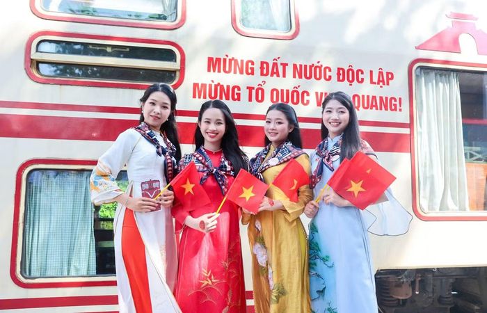 Thí sinh chụp ảnh bên toa tàu 5 cửa ô mang thông điệp “Mừng đất nước độc lập, mừng Tổ quốc vinh quang”. Chuyến đi được tổ chức nhằm kết nối trải nghiệm du lịch đường sắt với giáo dục lịch sử, văn hóa và lòng tự hào dân tộc.