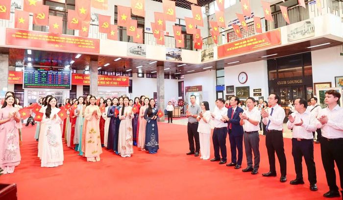 Đại diện ban tổ chức, ngành đường sắt và các đơn vị đồng hành chào đón thí sinh tại sảnh ga Hà Nội. Trước khi lên tàu, các cô gái tham quan triển lãm tranh ở tầng hai nhà ga, nhận quà lưu niệm và nghe giới thiệu về ý nghĩa của hành trình Thăng Long - Kinh Bắc.