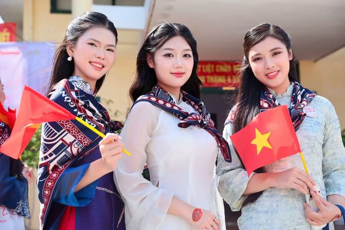 Các thí sinh hào hứng ghi lại khoảnh khắc trước giờ khởi hành. Trong hành trình nối Thăng Long và Kinh Bắc, 53 cô gái được tìm hiểu hát xẩm, quan họ, tranh dân gian Đông Hồ, bánh phu thê cùng nhiều giá trị văn hóa được người dân Kinh Bắc gìn giữ qua nhiều thế hệ.
