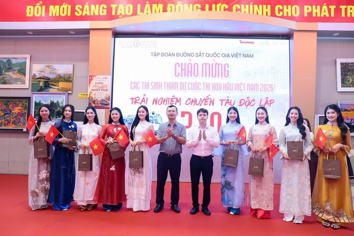 Nhà báo Nguyễn Ngọc Tiến - Phó Tổng Biên tập Báo Tiền Phong, Phó Trưởng Ban tổ chức Hoa hậu Việt Nam 2026 và ông Bùi Minh Thành - đại diện Hoàng Thành Group - trao quà cho thí sinh.