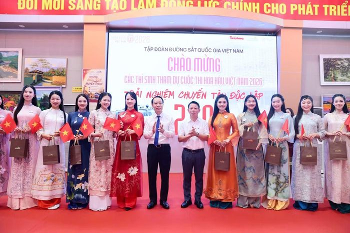 Nhà báo Phùng Công Sưởng và ông Nguyễn Quốc Vượng trao quà lưu niệm cho các thí sinh Hoa hậu Việt Nam 2026.