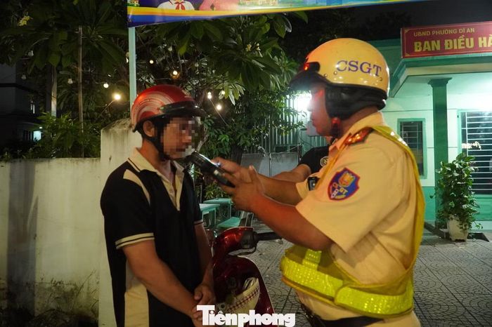 Ông Nguyễn Thanh H. được CSGT kiểm tra nồng độ cồn tại chốt trên đường Lý Thường Kiệt - Phạm Ngũ Lão. Ảnh: Nguyễn Tiến
