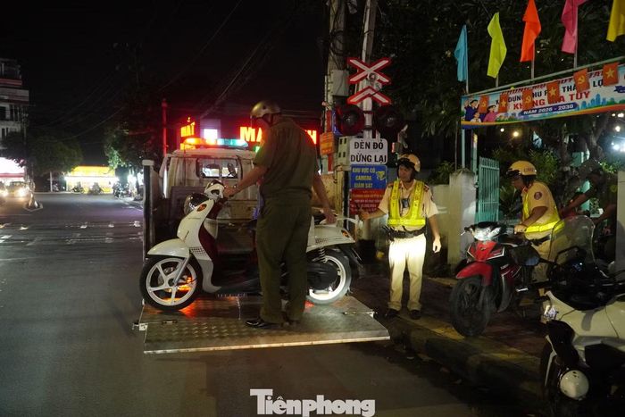 Trong đêm đầu kỳ nghỉ lễ, Đội CSGT Rạch Chiếc phát hiện, xử lý 4 trường hợp vi phạm nồng độ cồn. Ảnh: Nguyễn Tiến