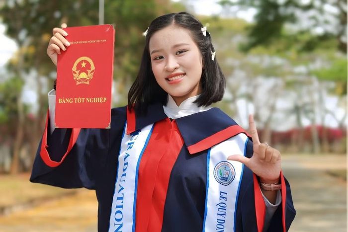 Ước mơ trở thành bác sĩ của Lê Huỳnh Minh Khuê được nuôi dưỡng từ truyền thống gia đình và sự ngưỡng mộ những y, bác sĩ nơi tuyến đầu chống dịch, cứu hộ trong thiên tai.