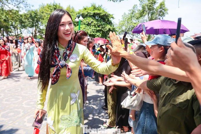 Đáp lại tấm thịnh tình đó, các cô gái vui vẻ tương tác người dân Đồng Nguyên một cách tự nhiên và chân thành.