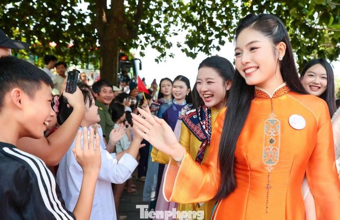 Những cái chạm tay chào đón, cái vẫy kèm nụ cười tươi rói và những chiếc điện thoại lưu lại khoảnh khắc tạo nên không khí gần gũi, náo nức trong hành trình về miền Kinh Bắc. Người dân Bắc Ninh đón 53 thí sinh Hoa hậu Việt Nam bằng tình cảm chân thành nhất.