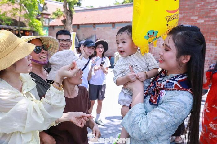 Các em bé cũng bị thu hút bởi sự thân thiện của thí sinh Hoa hậu Việt Nam. Dù mới gặp lần đầu, các em không ngại được bế và cùng chụp hình với dàn "chị đẹp".