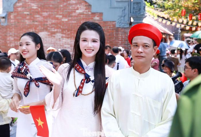 Người dân vây quanh, trò chuyện và chụp ảnh cùng thí sinh Hoa hậu Việt Nam 2026. Sự chào đón nồng hậu của người dân Bắc Ninh khiến hành trình trải nghiệm văn hóa, lịch sử của các cô gái thêm nhiều cảm xúc.