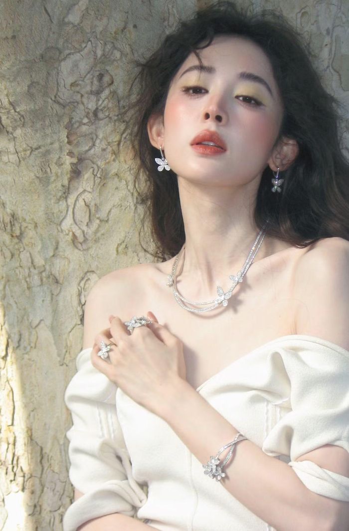 Từ chỗ bị chê là "bình hoa di động", diễn xuất của Cổ Lực Na Trát ngày càng cuốn hút.