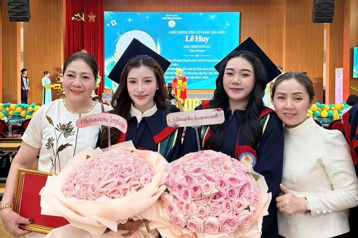 Hai nữ sinh bên mẹ trong lễ tốt nghiệp. Ảnh: NVCC