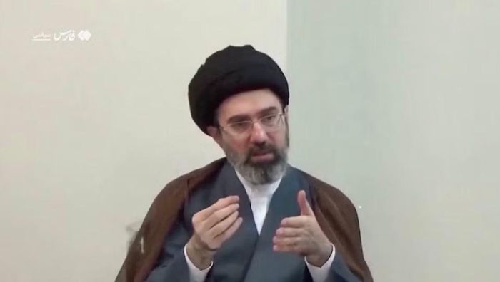 Hình ảnh Lãnh tụ Tối cao Iran Mojtaba Khamenei từ đoạn phim tư liệu mà truyền thông Iran phát sóng ngày 24/8/2026