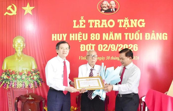 Đảng viên lão thành Huỳnh Long Tòa nhận Huy hiệu 80 năm tuổi Đảng.
