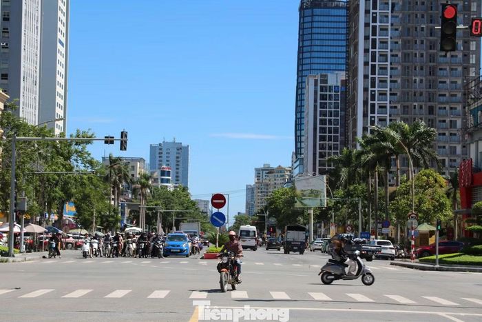Tại điểm cuối tuyến Quang Trung, khu vực giao với các đường Phan Đình Phùng, Cao Thắng và Trần Phú, lượng phương tiện qua lại khá đông. Đây cũng là vị trí có ý nghĩa kết nối nhiều trục đường chính trong khu vực trung tâm.