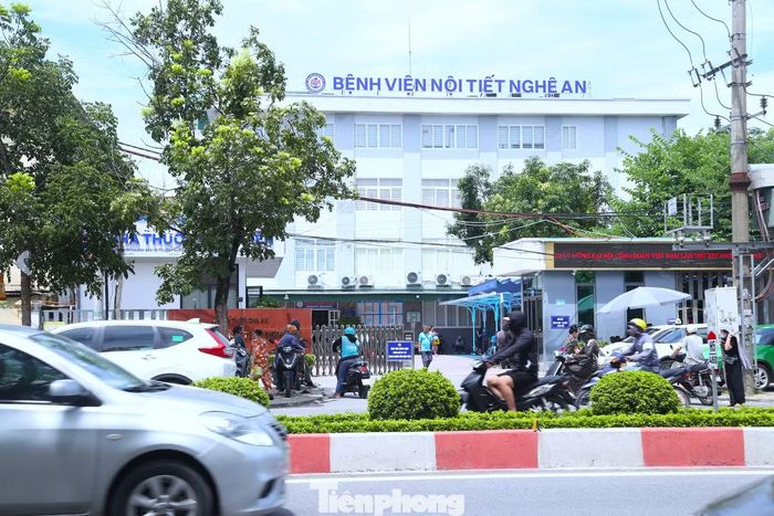 Trên đường Mai Hắc Đế, khu vực qua phường Vinh Hưng, mật độ phương tiện thường tăng cao vào đầu giờ sáng và cuối buổi chiều. Việc tuyến đường nằm gần trường học, bệnh viện càng khiến áp lực giao thông gia tăng.