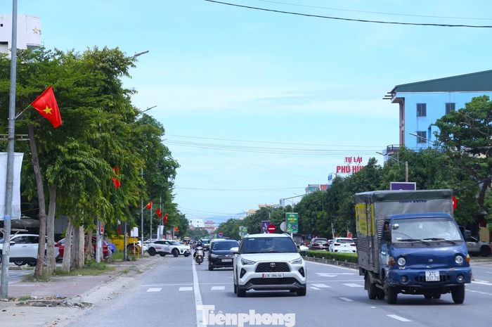 Theo định hướng, dự án cơ bản giữ nguyên nền đường, tập trung nâng cấp mặt đường, hạ tầng kỹ thuật, cảnh quan và xử lý ngập úng. Hệ thống mương dọc được cải tạo, trong khi dây điện, cáp viễn thông hai bên đường dự kiến hạ ngầm, góp phần tạo diện mạo đô thị thông thoáng, hiện đại. Dự án dự kiến hoàn thành chậm nhất năm 2028.
