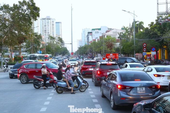 Đoạn đường Lê Lợi giao với đường Lý Thường Kiệt thường xuyên xảy ra ùn tắc vào giờ cao điểm.