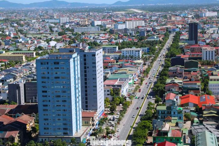 UBND tỉnh Nghệ An vừa ban hành Kế hoạch số 717/KH-UBND triển khai Đề án chỉnh trang đô thị tại các phường Trường Vinh, Thành Vinh, Vinh Lộc, Vinh Hưng, Vinh Phú và Cửa Lò giai đoạn 2026-2030 Đề án gồm 138 dự án, với tổng mức đầu tư dự kiến hơn 29.000 tỷ đồng. Trong đó, dự án cải tạo, nâng cấp các tuyến Quang Trung - Lê Lợi - Mai Hắc Đế - Nguyễn Trãi được xác định là một trong những công trình đáng chú ý, với tổng vốn dự kiến khoảng 650 tỷ đồng.