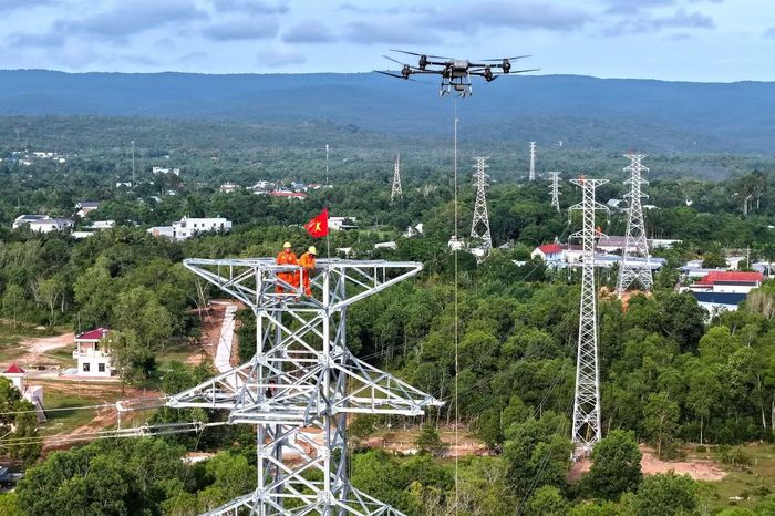 Nhà thầu sử dụng thiết bị bay không người lái (drone) để thi công rải dây mồi, góp phần giảm sức người, đẩy nhanh tiến độ.