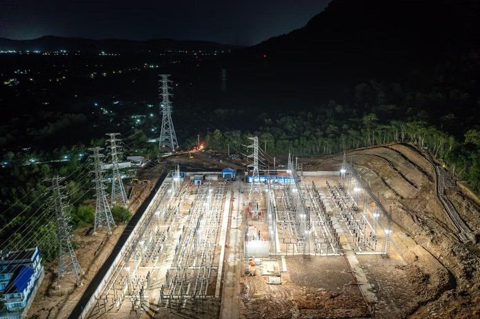 Trạm biến áp 220kV Phú Quốc đóng điện thành công vào 23h30 ngày 19/8/2026. Với tổng mức đầu tư 877,6 tỷ đồng, công trình có quy mô 2 máy 250MVA và 2x19 km đường dây 220kV đấu nối, trong đó phần cáp ngầm dài 2,7km