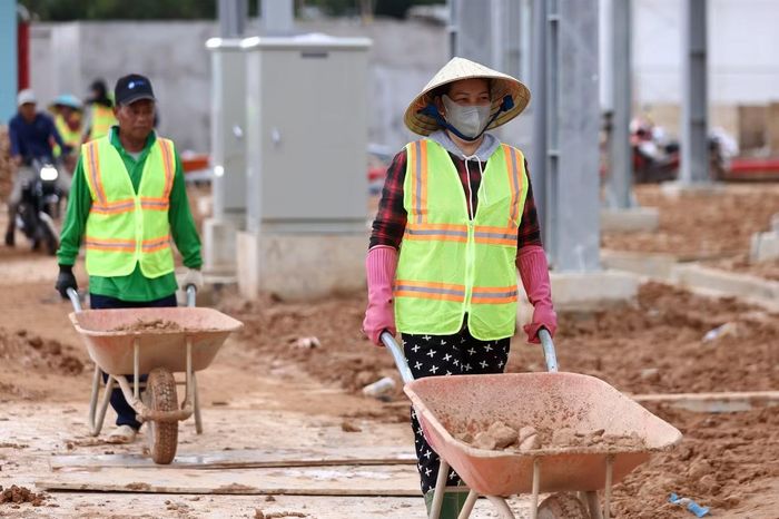 Cán bộ, kỹ sư, người lao động trên công trường tranh thủ từng giờ khi thời tiết thuận lợi, nỗ lực hoàn thành từng hạng mục công việc.