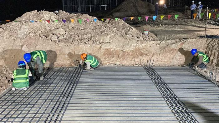Trong quá trình triển khai xây dựng, các công trình gặp không ít khó khăn, thách thức như: công tác bồi thường, giải phóng mặt bằng; thiếu hụt nguồn lao động thi công do địa bàn Phú Quốc đang có nhiều dự án lớn đồng loạt triển khai nhằm phục vụ sự kiện APEC 2027; thời tiết mưa nhiều từ tháng 4 tới nay; khó khăn trong việc vận chuyển máy móc, vật tư thiết bị từ đất liền ra đảo.