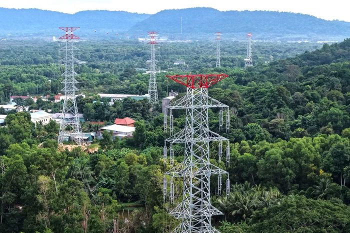 Đường dây 110kV Phú Quốc - Nam Phú Quốc đóng điện rạng sáng ngày 16/8/2026. Công trình có tổng mức đầu tư hơn 934 tỷ đồng, quy mô 2x20km và 79 vị trí trụ; trong đó phần cáp ngầm dài 2,7km