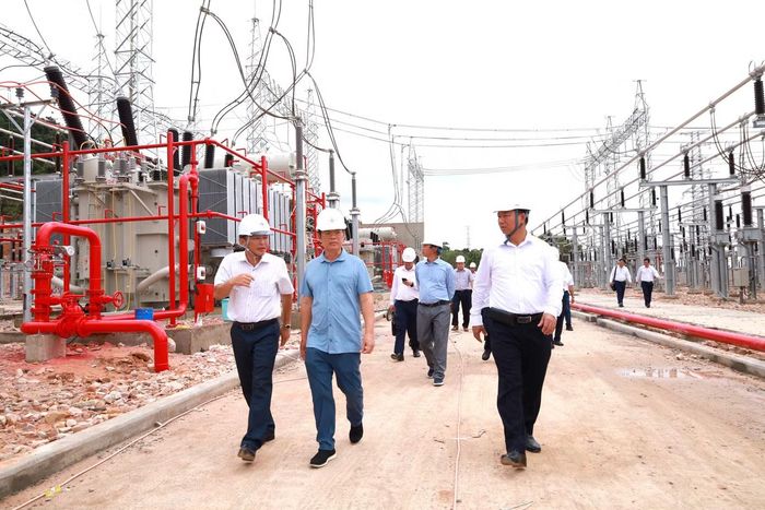 Lãnh đạo EVN, EVNSPC kiểm tra tiến độ các công trình phục vụ APEC 2027 vào những ngày giữa tháng 8/2026. Trong ảnh, Phó TGĐ EVN Nguyễn Tài Anh cùng đoàn công tác kiểm tra tiến độ đóng điện tại Trạm biến áp 220kV Phú Quốc.