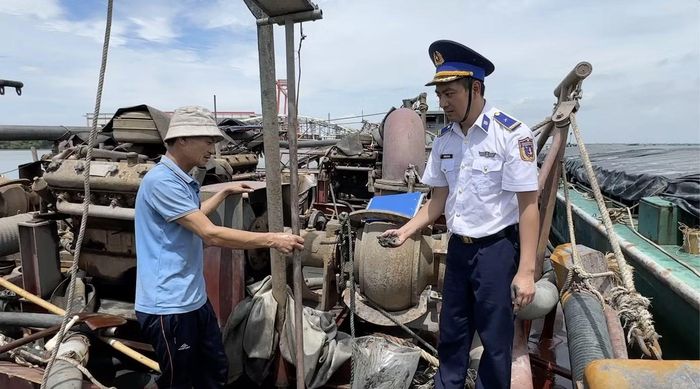 Lực lượng chức năng kiểm tra hàng hóa trên phương tiện. Ảnh: Bộ Tư lệnh Vùng Cảnh sát biển 3