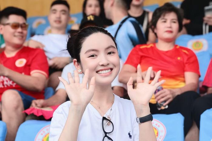 Chu Thanh Huyền và con trai rạng rỡ trước ống kính. Trước đó, vợ Quang Hải cùng gia đình có mặt trực tiếp tại sân Rajamangala (Thái Lan) để cổ vũ trong trận chung kết lượt đi ASEAN Cup 2026 tối 22/8.