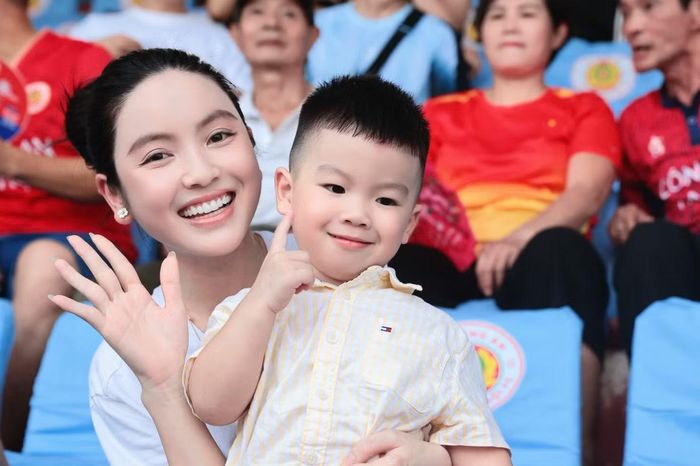 Chu Thanh Huyền cũng có mặt trên khán đài sân Hàng Đẫy để cổ vũ Quang Hải trong trận tranh Siêu cúp Quốc gia 2026.