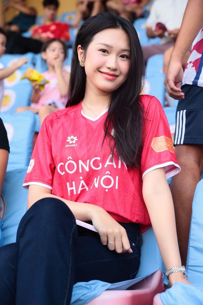 Sau hơn hai năm điều trị chấn thương, Đoàn Văn Hậu đã có màn trở lại sân cỏ ấn tượng. Trong quãng thời gian ấy, người đẹp Doãn Hải My - Top 10 Hoa hậu Việt Nam 2020 - luôn đồng hành. Hải My nhiều lần cùng chồng ra nước ngoài phục hồi chức năng sau chấn thương.