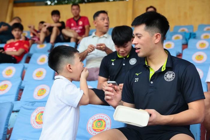 Cầu thủ Đình Trọng cùng vợ con có mặt trên khán đài để theo dõi trận đấu. Đình Trọng và Huyền Trang hẹn hò từ năm 2014, khi anh còn là cầu thủ trẻ của CLB Hà Nội. Huyền Trang sinh năm 1995, hơn Đình Trọng hai tuổi.