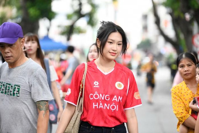 Doãn Hải My mặc áo đấu của CLB Công an Hà Nội, trang điểm nhẹ nhàng khi ra sân.