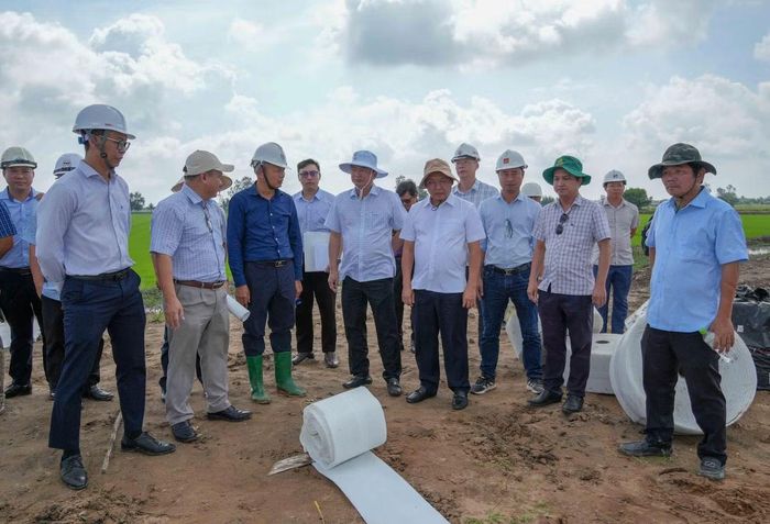 Lãnh đạo UBND TP Cần Thơ kiểm tra dự án hôm 22/8.