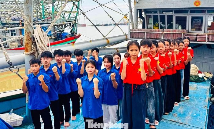 Trong hành trình hưởng ứng Chiến dịch “Tôi yêu Tổ quốc tôi” do T.Ư Đoàn và T.Ư Hội LHTN Việt Nam phát động, Đoàn phường Tân Mai còn tổ chức lễ chào cờ trên biển, trao tặng 50 lá cờ Tổ quốc cho các ngư dân trẻ trước giờ vươn khơi. 50 lá cờ được trao gửi không chỉ là món quà, mà còn mang theo niềm tin, niềm tự hào và lời nhắn gửi tới những người trẻ ngày ngày vươn khơi, bám biển. Mỗi lá cờ tung bay trên những con tàu là một dấu ấn của tình yêu quê hương, ý thức trách nhiệm với biển đảo và chủ quyền thiêng liêng của Tổ quốc.