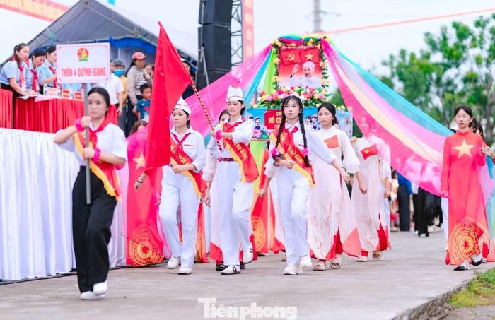 Từ sân trường đến các địa bàn dân cư, những ngày hội và màn xếp hình đang trở thành cách làm sinh động. Các em được trực tiếp tham gia, cùng bạn bè tạo nên những hình ảnh mang dấu ấn riêng và lưu giữ kỷ niệm đẹp về ngày Quốc khánh.