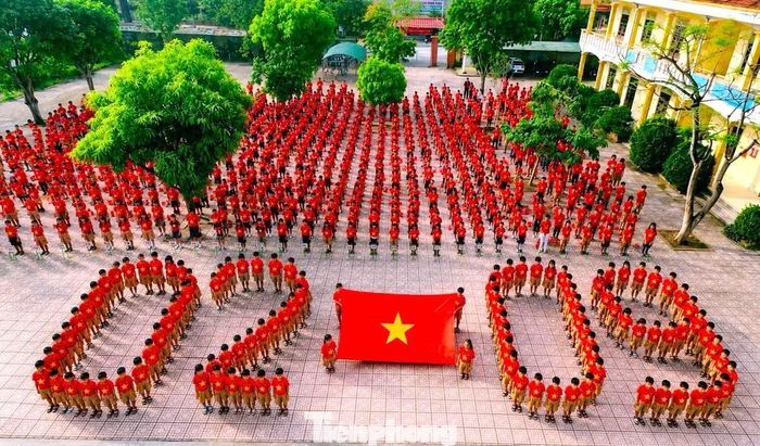 Hòa chung không khí cả nước hướng về ngày Quốc khánh 2/9, những ngày này, nhiều liên đội trường học, tổ chức Đoàn, Hội trên địa bàn Nghệ An tổ chức các hoạt động xếp hình đầy màu sắc. Từ những đội hình ngay ngắn, các con số “2-9” đến hình ảnh lá cờ đỏ sao vàng, tất cả tạo nên những khoảnh khắc đẹp, thể hiện tình yêu quê hương, đất nước của thế hệ măng non. Ảnh: Ngọc Tú