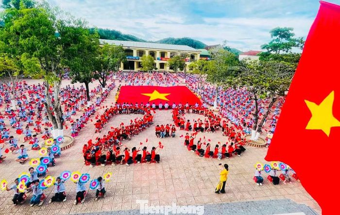 Tại Trường Tiểu học Tân Kỳ (xã Tân Kỳ, Nghệ An), hơn 1.000 đội viên, nhi đồng cùng tham gia chương trình múa đồng diễn và xếp hình số “2-9” chào mừng 81 năm Quốc khánh nước Cộng hòa xã hội chủ nghĩa Việt Nam (2/9/1945 - 2/9/2026). Trong trang phục đồng đều, các em tạo thành đội hình lớn trên sân trường, cùng thực hiện những động tác múa sôi động rồi xếp thành con số “2-9” nổi bật.