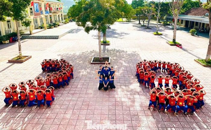 Tại xã Đông Hiếu, thiếu nhi cũng thực hiện màn xếp hình tạo thành số “2/9”. Trong trang phục áo đỏ sao vàng, các em học sinh tạo thành những con số nổi bật, trong khi các đoàn viên kết thành hình ngôi sao 5 cánh, tạo nên hình ảnh giàu cảm xúc hướng về ngày vui của đất nước.