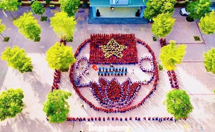 Hướng tới kỷ niệm 81 năm ngày Quốc khánh, Liên đội Trường Tiểu học Quỳnh Thạch cũng tổ chức hoạt động xếp hình với sự tham gia của đông đảo đội viên. Những hình ảnh mang màu sắc dân tộc được các em tạo nên bằng sự sáng tạo, tinh thần đoàn kết và niềm vui trong những ngày đặc biệt của đất nước.