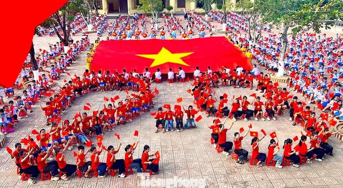 Không chỉ tạo nên màn đồng diễn đẹp mắt, hoạt động còn mang đến cho các em một cách gần gũi để tìm hiểu và cảm nhận ý nghĩa của ngày Quốc khánh. Mỗi vị trí trong đội hình, mỗi động tác đều đòi hỏi sự phối hợp, kỷ luật và tinh thần đoàn kết, qua đó giúp các em thêm gắn bó với tập thể, bồi đắp niềm tự hào về quê hương, đất nước.