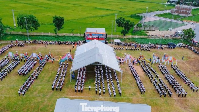 Bên cạnh những màn xếp hình, những ngày qua, nhiều xã, phường trên địa bàn Nghệ An cũng tổ chức Ngày hội thiếu nhi với các hoạt động văn hóa, văn nghệ, thể thao và vui chơi sôi nổi.