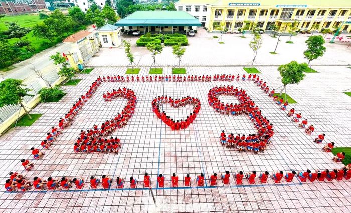 Không khí hướng về Quốc khánh cũng lan tỏa trong tuổi trẻ phường Tân Mai. Trong màu áo cờ đỏ sao vàng, đoàn viên, đội viên cùng tạo nên con số “2-9”, gửi gắm niềm tự hào và tinh thần hướng về ngày độc lập của dân tộc.