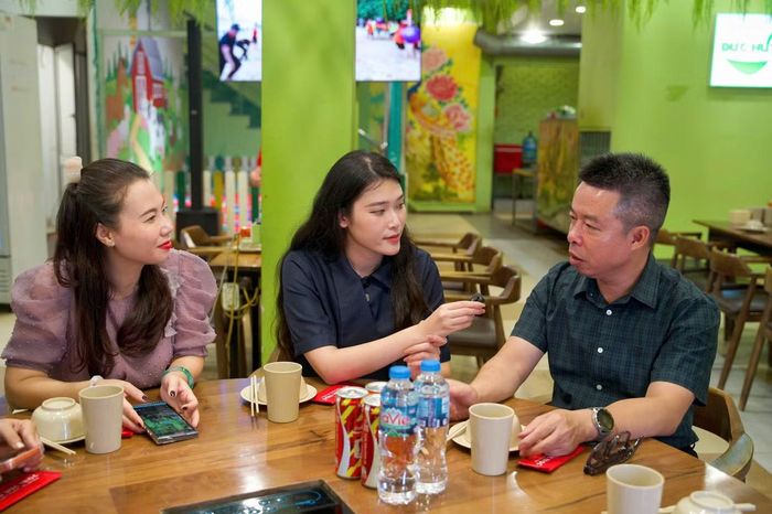 Ông Nguyễn Trọng Hải - Phó Chủ tịch UBND phường Đống Đa cho biết chương trình được thực hiện với sự phối hợp chặt chẽ giữa các phòng, ban chuyên môn, trong đó Đoàn Thanh niên phường giữ vai trò quan trọng trong công tác tổ chức, triển khai. "Toàn bộ chương trình do cán bộ của phường tự xây dựng kịch bản và trực tiếp thực hiện. Trước khi triển khai, chúng tôi đã khảo sát, thu thập ý kiến từ người dân, du khách để lựa chọn những nội dung cô đọng nhưng vẫn phản ánh đầy đủ nét đặc trưng của phố ẩm thực Nguyễn Văn Tuyết", ông Hải chia sẻ.