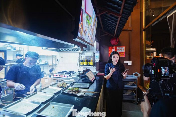  Để tăng tính tương tác, mỗi cơ sở đều triển khai chương trình ưu đãi dành riêng cho khán giả theo dõi livestream. Nhiều chương trình giảm giá được công bố ngay trên sóng, khuyến khích người xem trực tiếp đến trải nghiệm tại phố ẩm thực Nguyễn Văn Tuyết. 