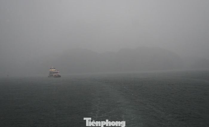 Khoảng 17h, khi các tàu du lịch trở về Bến Bèo, trên quần đảo Cát Bà xuất hiện mưa lớn kéo dài khoảng 30-45 phút khiến tầm nhìn trên biển hạn chế.