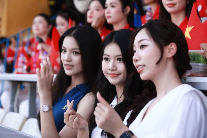 Phương Linh cổ vũ cho cả hai đội. Cô cho rằng CLB nào giành chiến thắng cũng đều xứng đáng với danh hiệu.