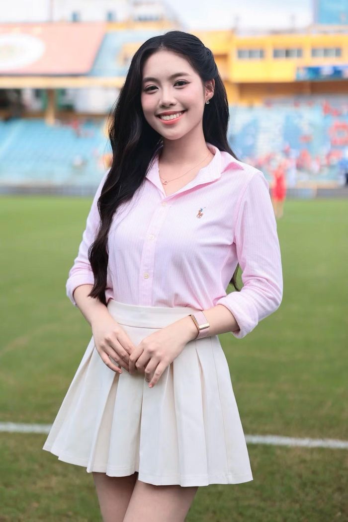  Á hậu Châu Anh thu hút ánh nhìn khi có mặt trên sân Hàng Đẫy. 