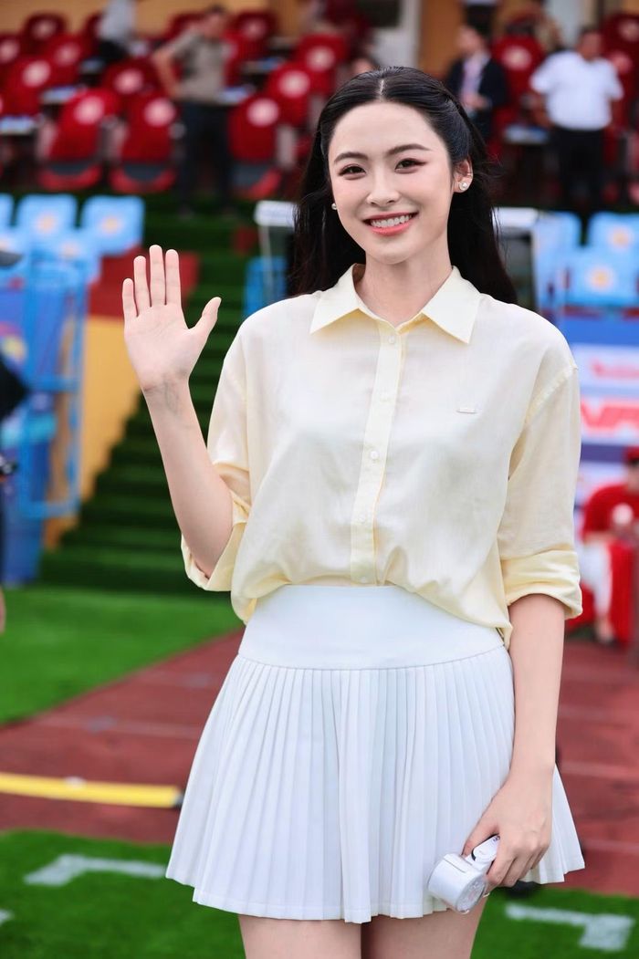 Á hậu Vân Nhi nhận định cuộc đối đầu giữa hai nhà vô địch kịch tính. Sau thành công của đội tuyển Việt Nam tại ASEAN Cup, cô kỳ vọng không khí bóng đá tiếp tục được đẩy lên cao trong trận Siêu cúp.